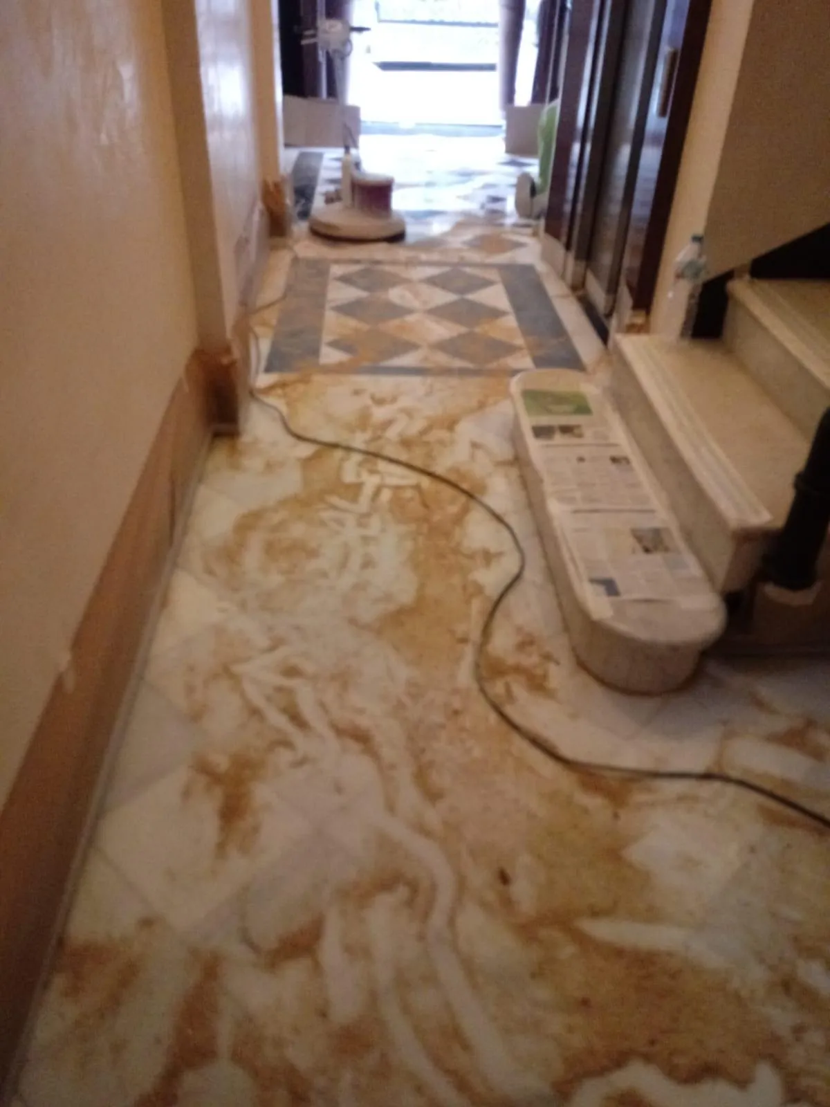 Detalle del uso de maquinaria pesada para pulir suelos