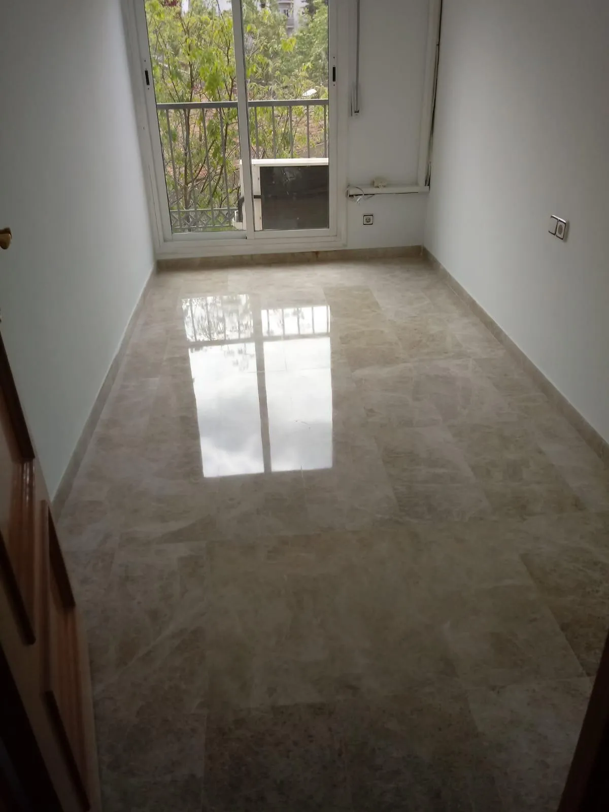 Efecto cristal en suelo tras tratamiento profesional