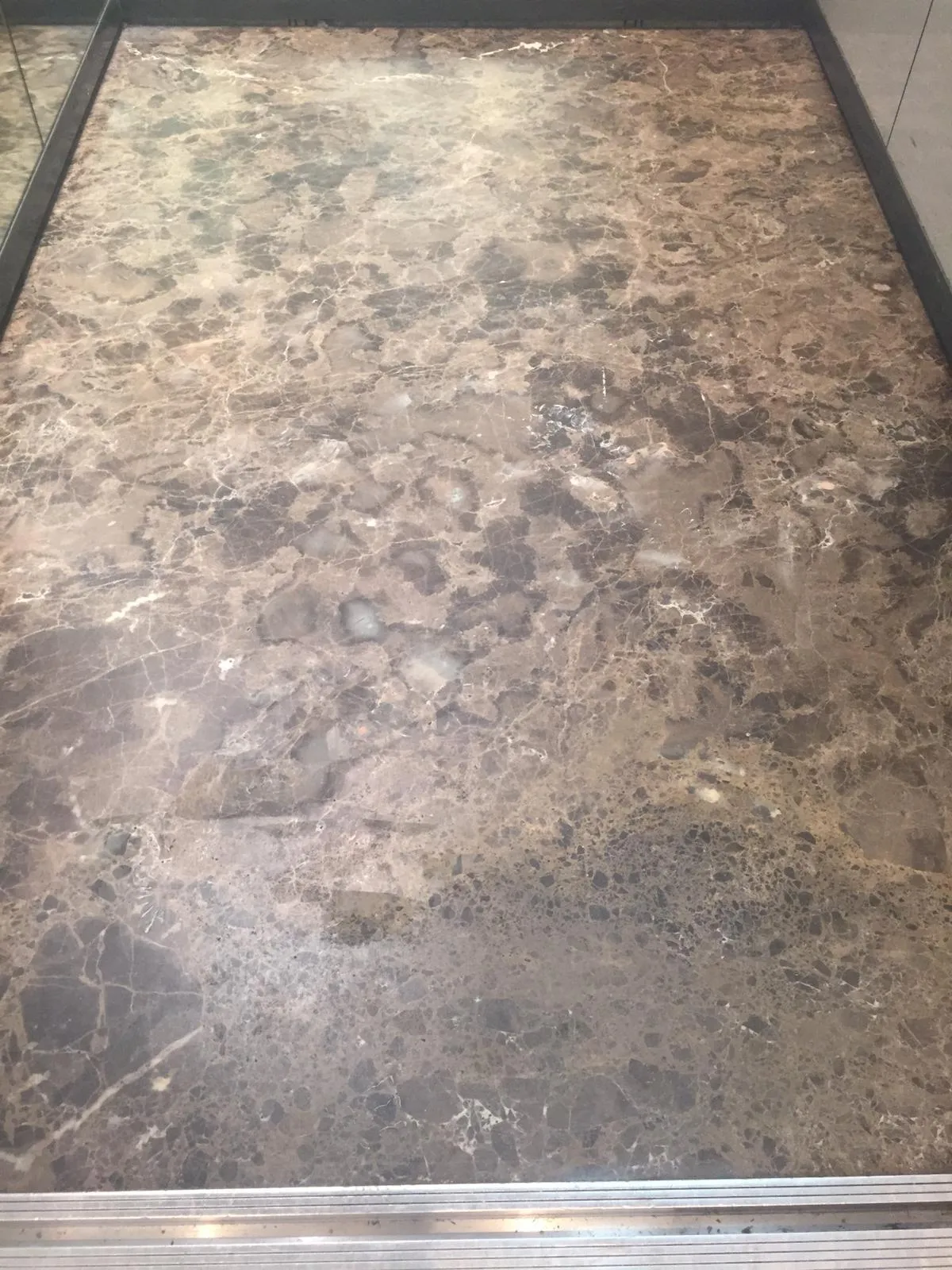 Suelo de granito desgastado antes de pulir